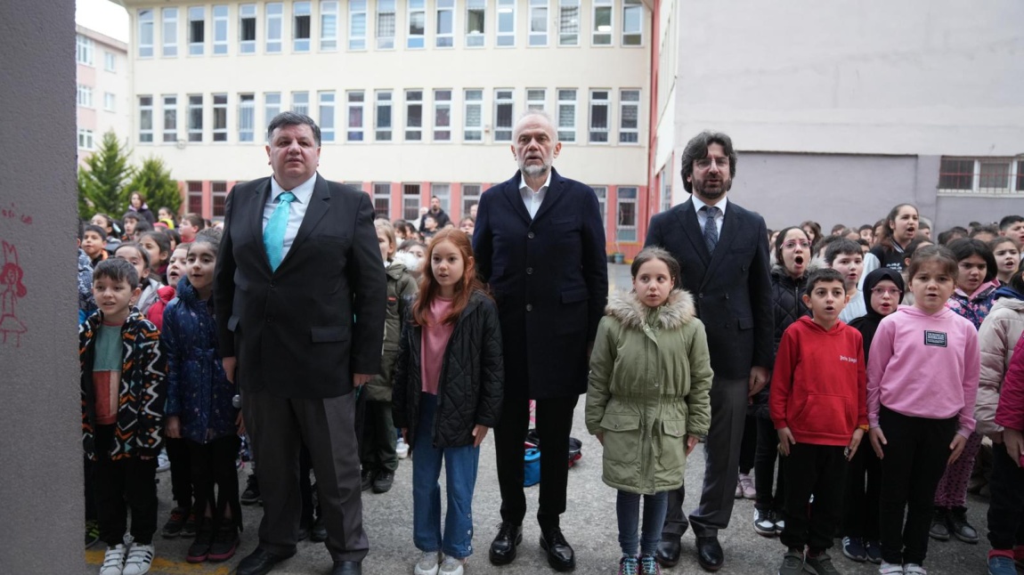 Çekmeköy Belediye Başkanı Ahmet POYRAZ ve İlçe Milli Eğitim Müdürümüz Mustafa AKHAN okulumuz bayrak törenine katıldılar.